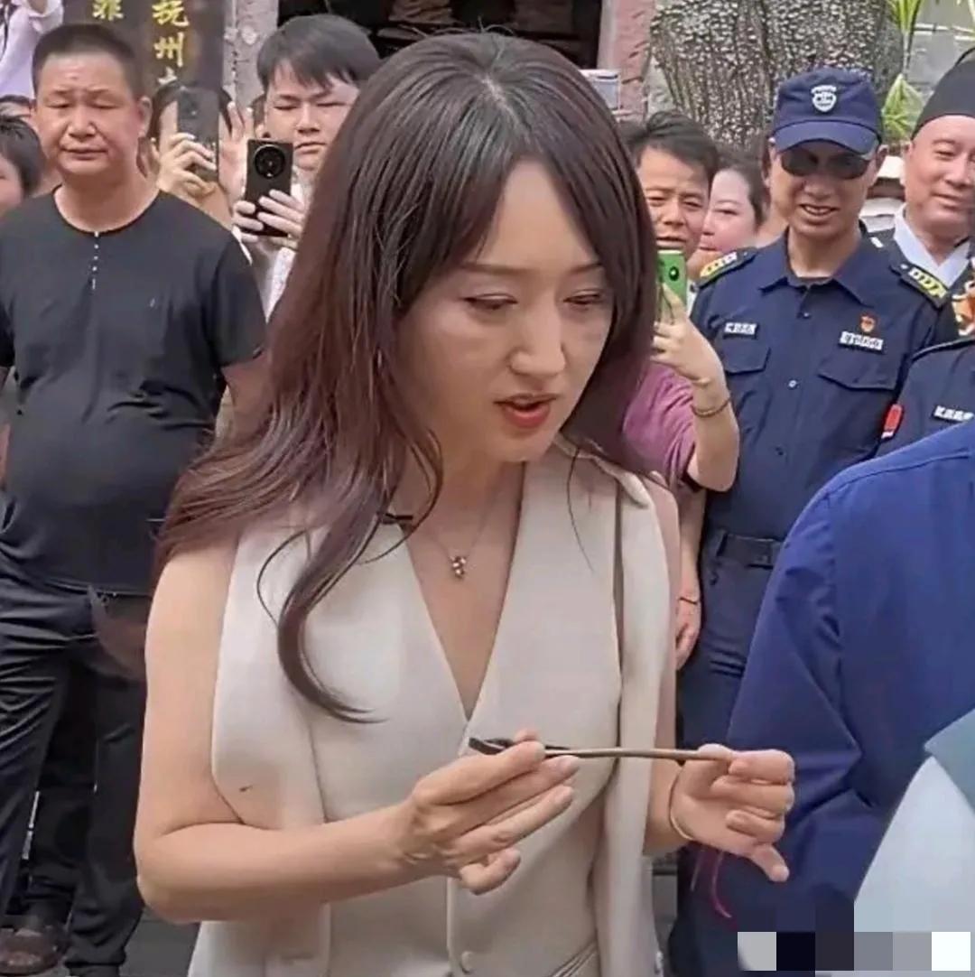 镜头中长发垂肩的杨钰莹身材依旧苗条轻盈，依旧柳眉杏眼，但仔细看那双玉手与脸面，老