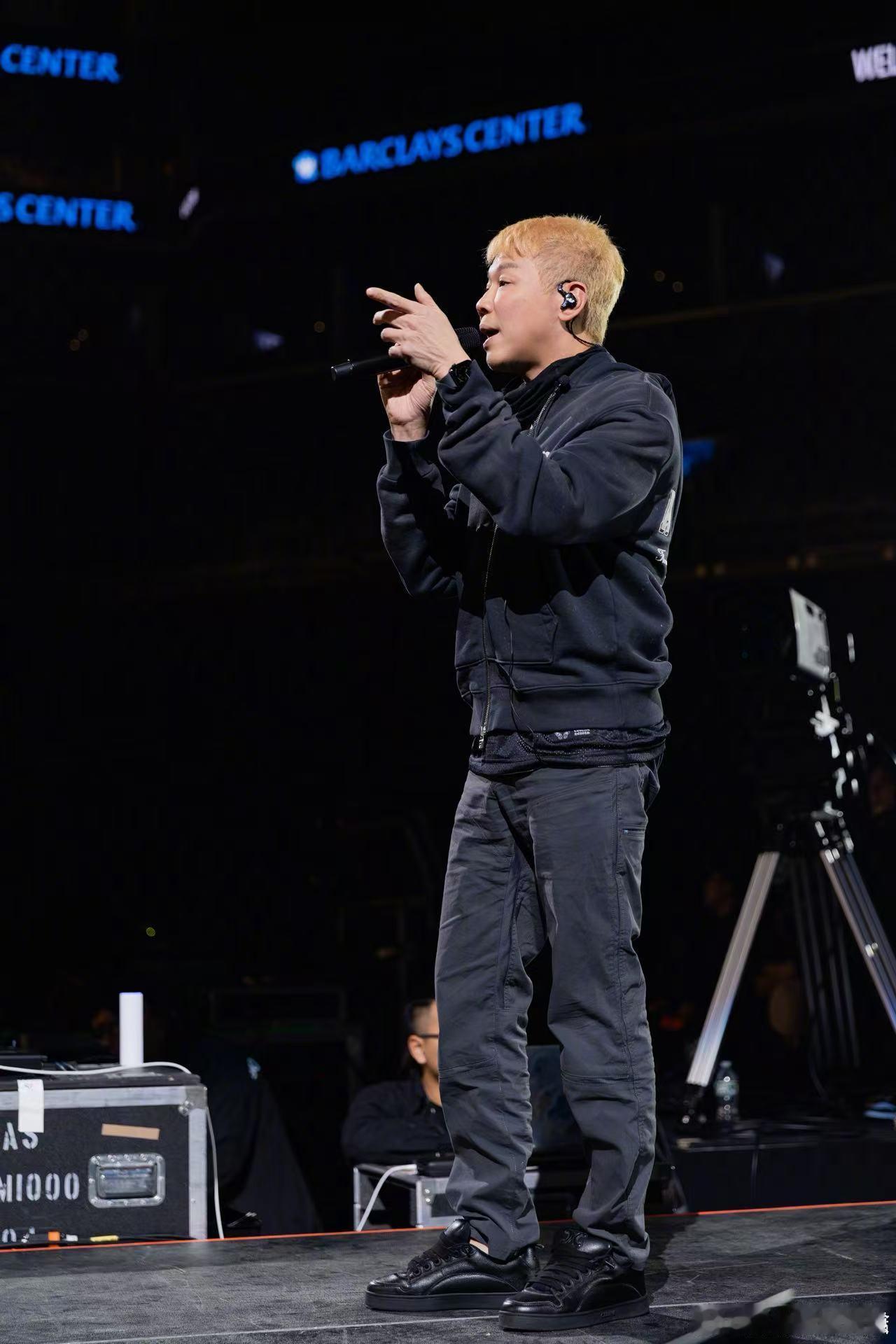 陶喆再问胎教粉都有了 陶喆的演唱会果然少不了年龄普查名场面，纽约场也照样从70后