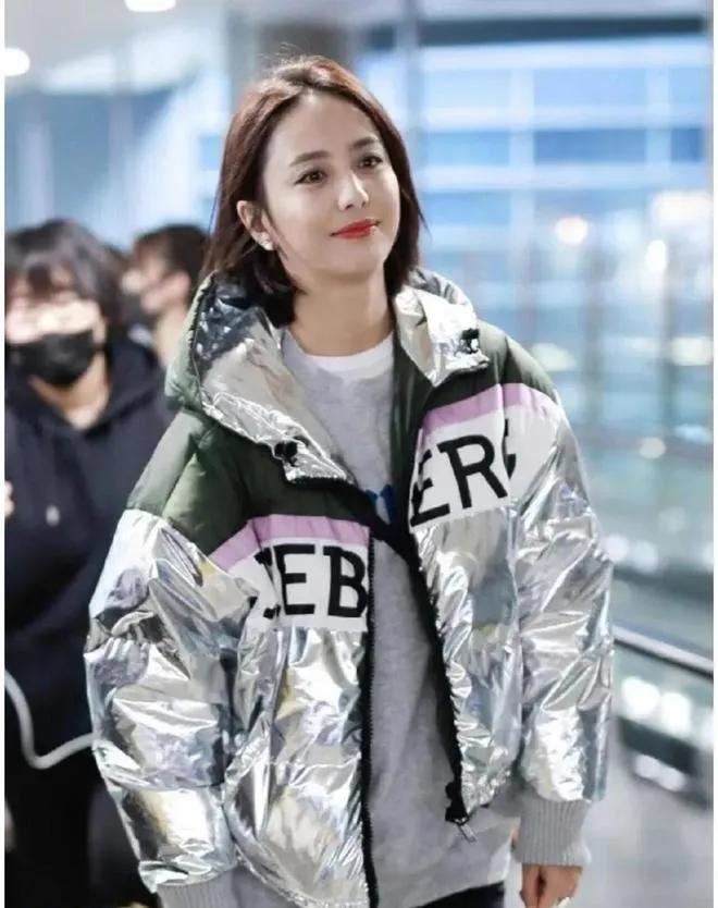 她的短发搭配银色短款羽绒服，也太会穿了！

这样穿不仅保暖，还特别有活力，把帅气