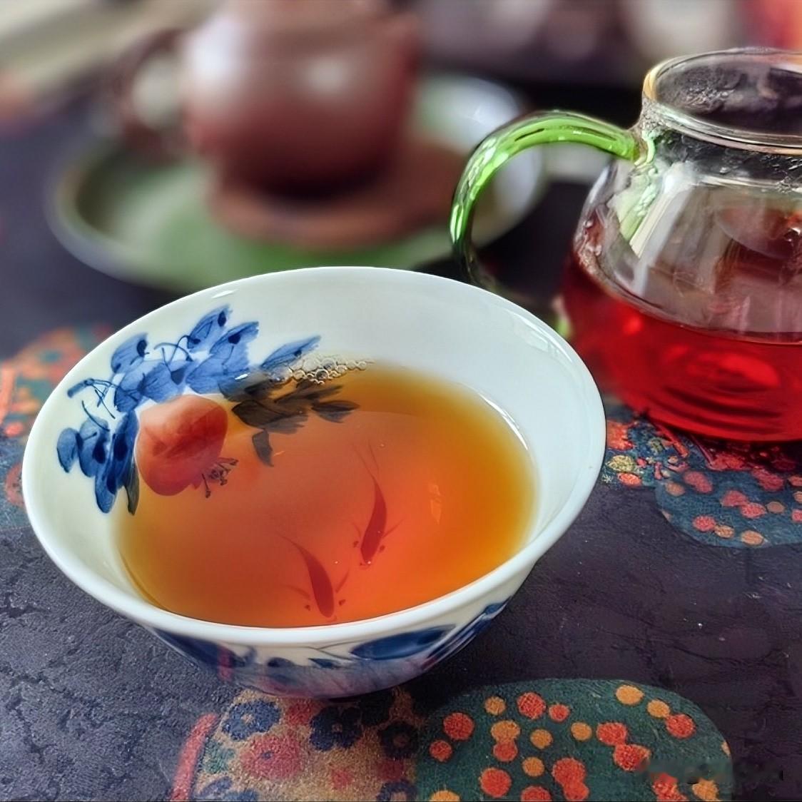茶里有个温柔的词，叫回甘。苦后生津，丝丝清甜从喉底漫上来，像日子熬过了难处，终会