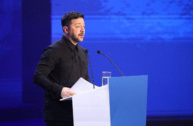 有人说泽连斯基救不了乌克兰，波罗申科也不行，就算是扎卢日内也不行，这么看来，只要