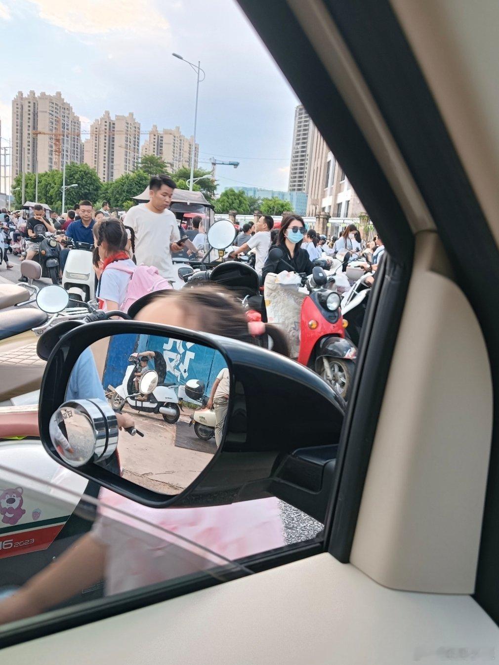 宝妈通勤接娃该选什么样的小车如果路程近的话，那电动车肯定是最方便的，但如果路程比