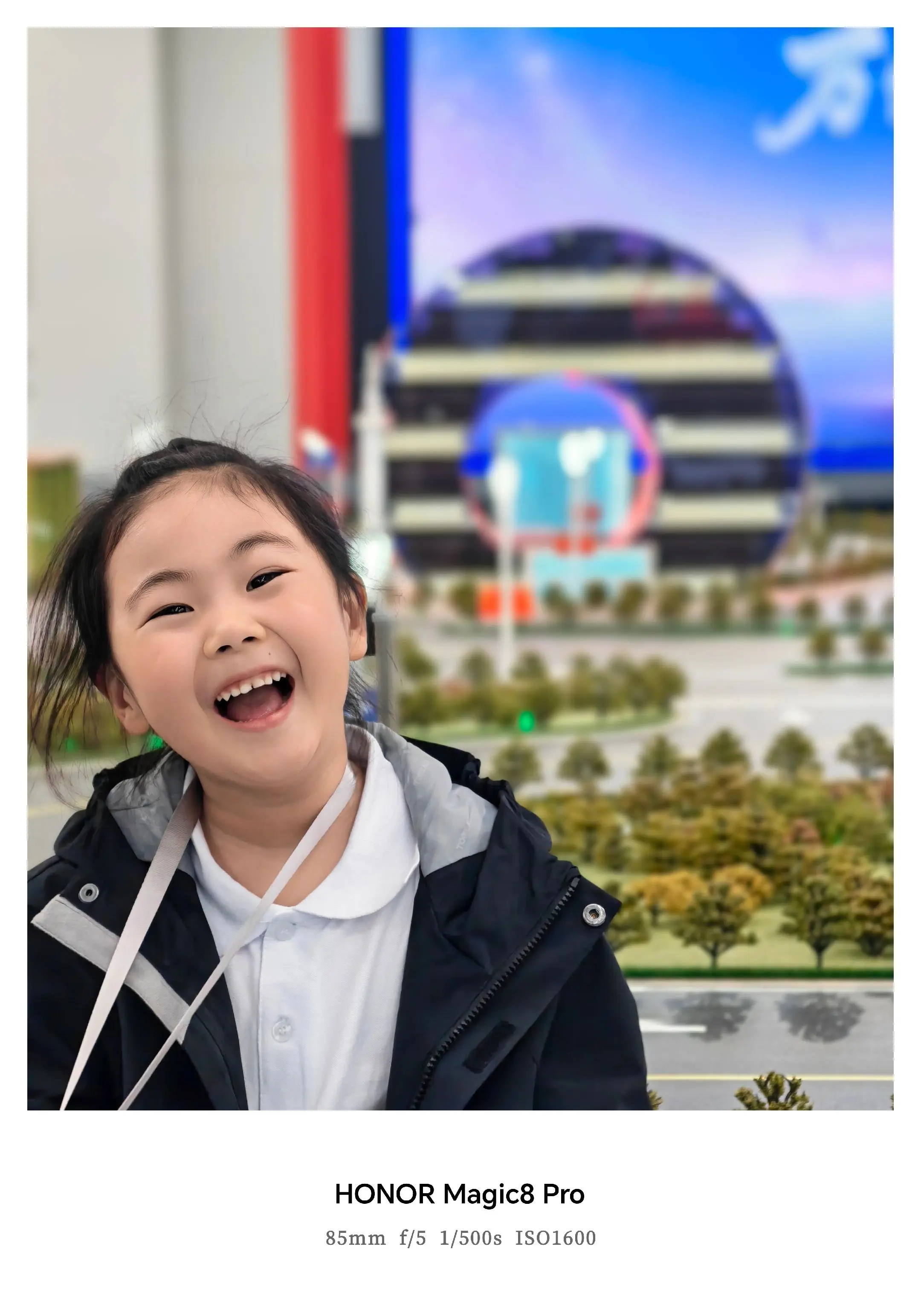 这小朋友来到一汽创新基地，没想到笑开了花  这是要上班了吗？