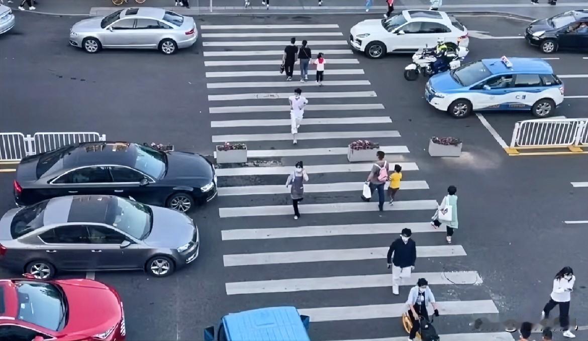 每次开车遇到闯红灯的行人，真的又纠结又无奈！按规矩走该不让，但万一碰着了，麻烦事