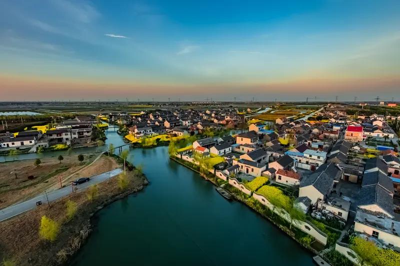 全国各地皆是如此，农村几乎难觅人影。规模较小的村庄已被撤销，稍大些的村庄也变得冷