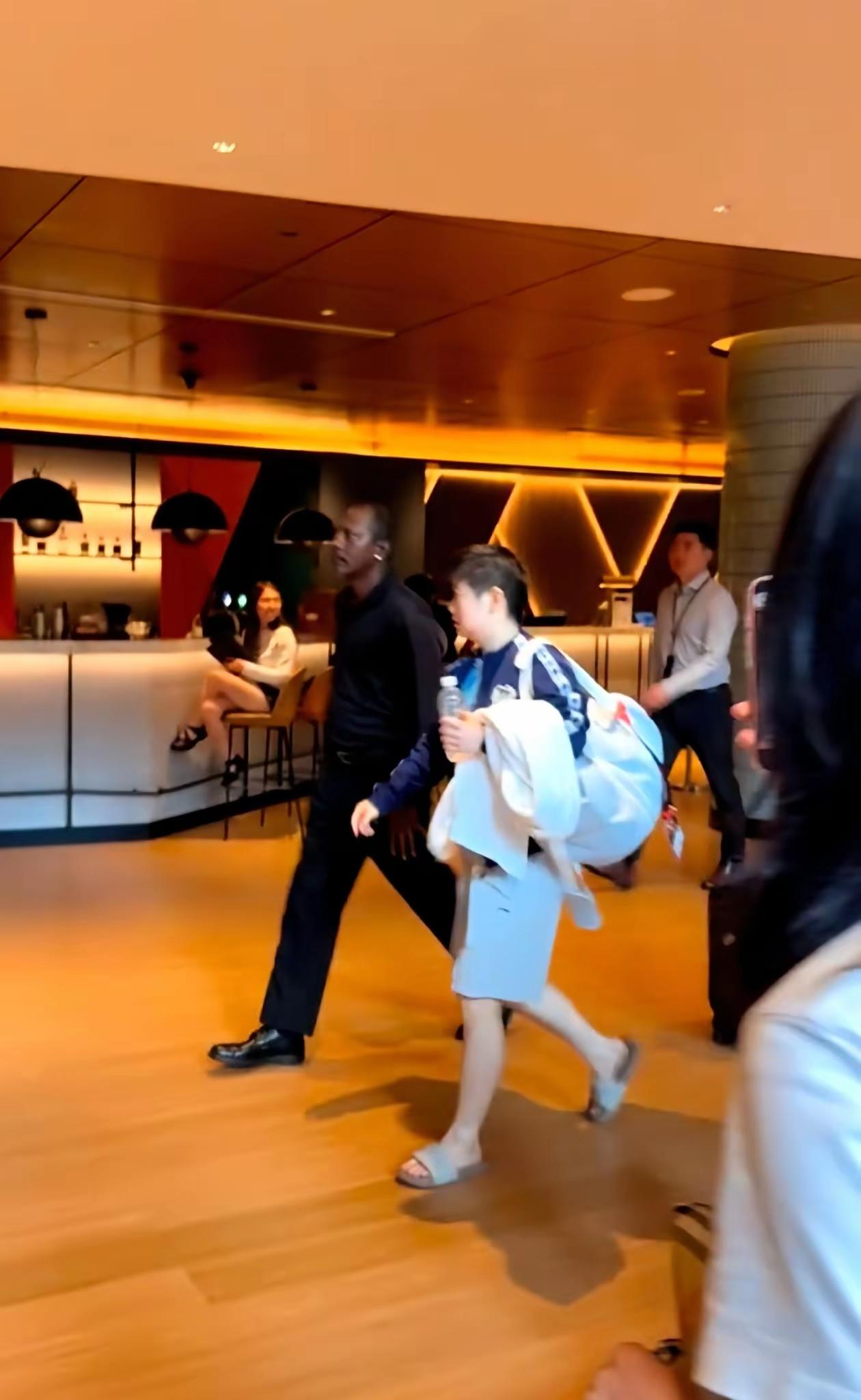 莎莎为什么
打遍天下无敌手？
根源不是天赋
也不是勤奋
更不是努力
而是她看破了