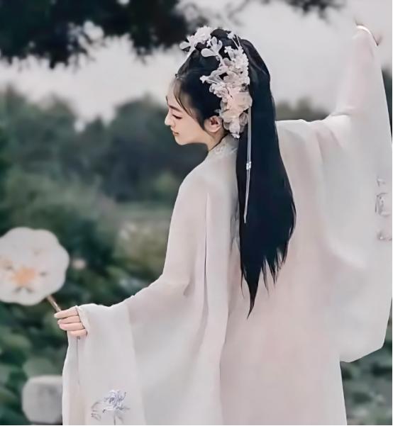太痛心了！19岁的外交学院女生刘某琦，在南昌4A景区游玩时，就因为拒绝23岁男子