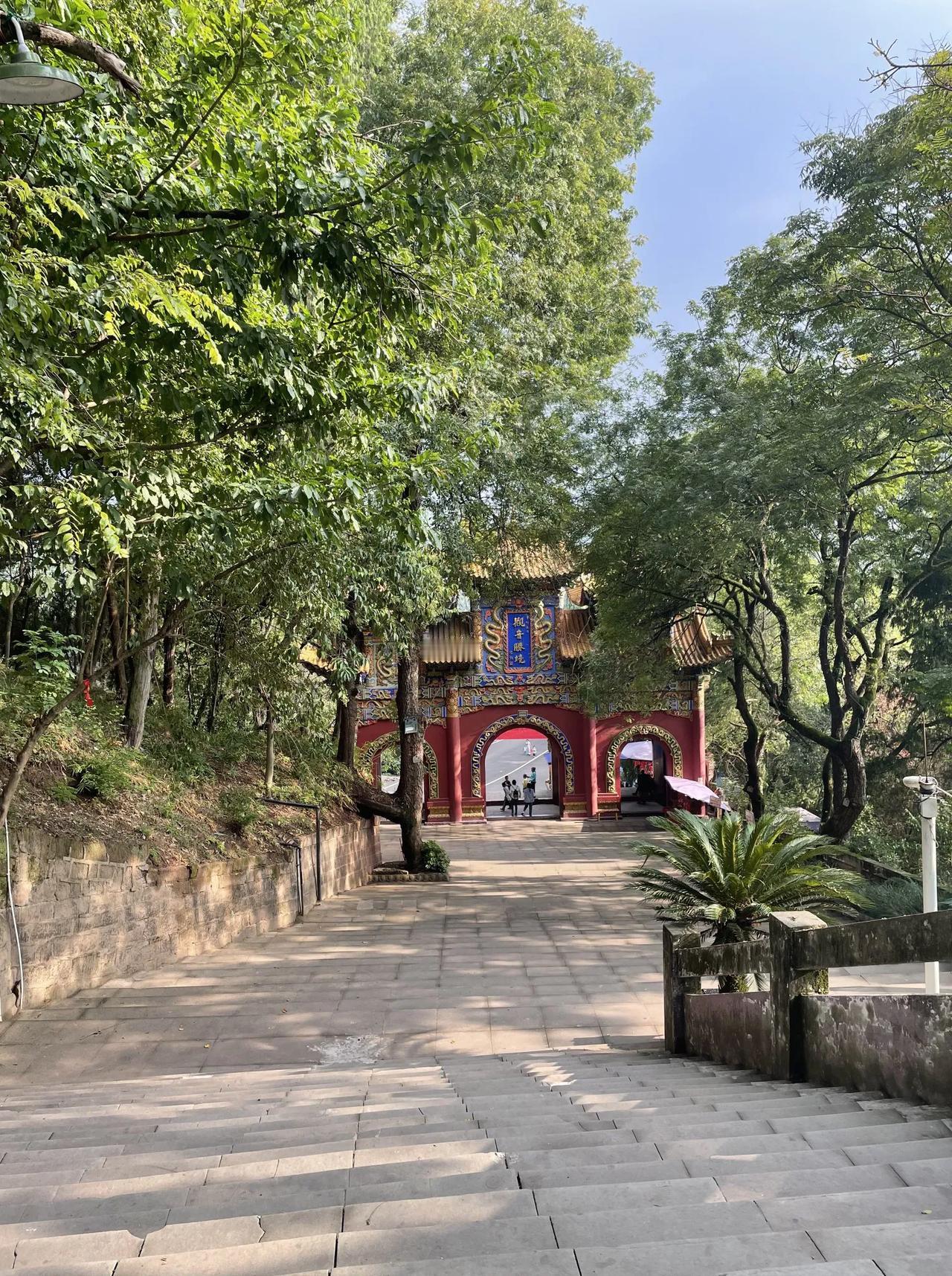 观音胜境
       ——南木子
遂宁城东灵泉寺，
观音胜境最吸人。
游览风景