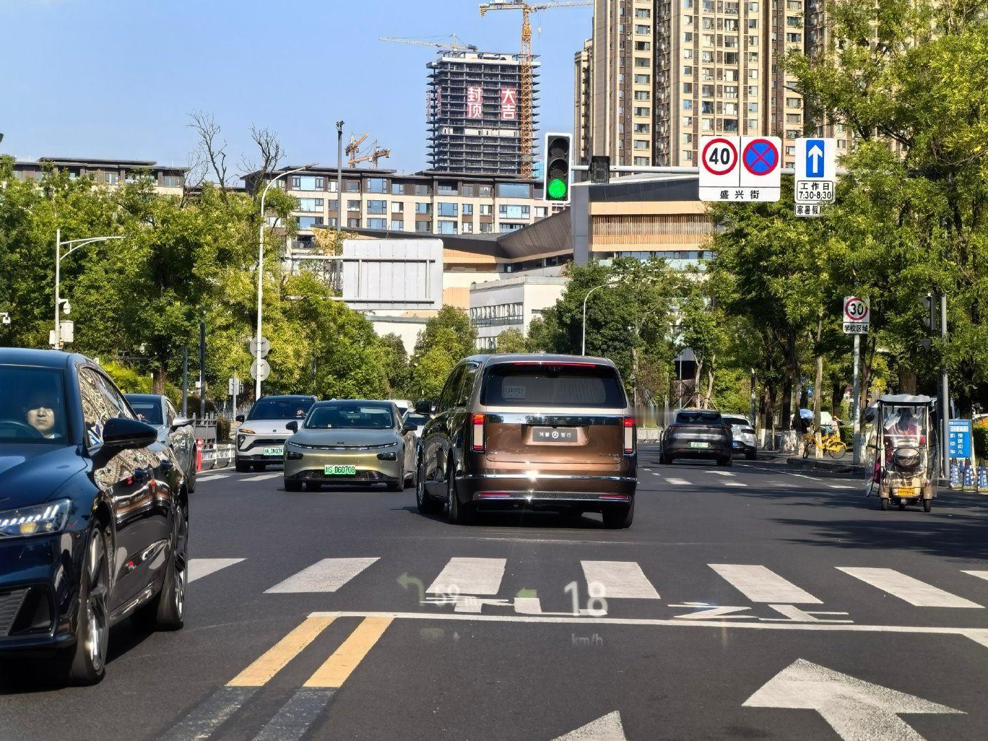 庞然大物，但轻巧灵动霸气外露，且内有乾坤用这四个短语形容尊界V800是非常合适的
