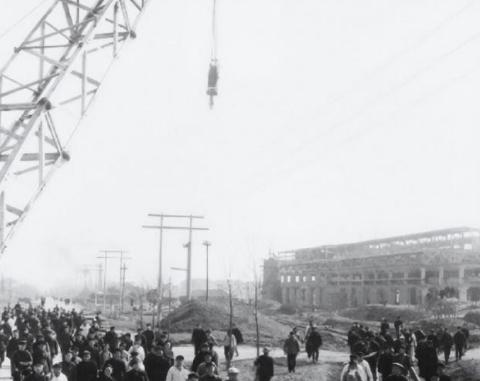 1958年，李鸿章的尸首被拖拉机拖着游街示众，一直到尸骨无存。
 
这个说法传了