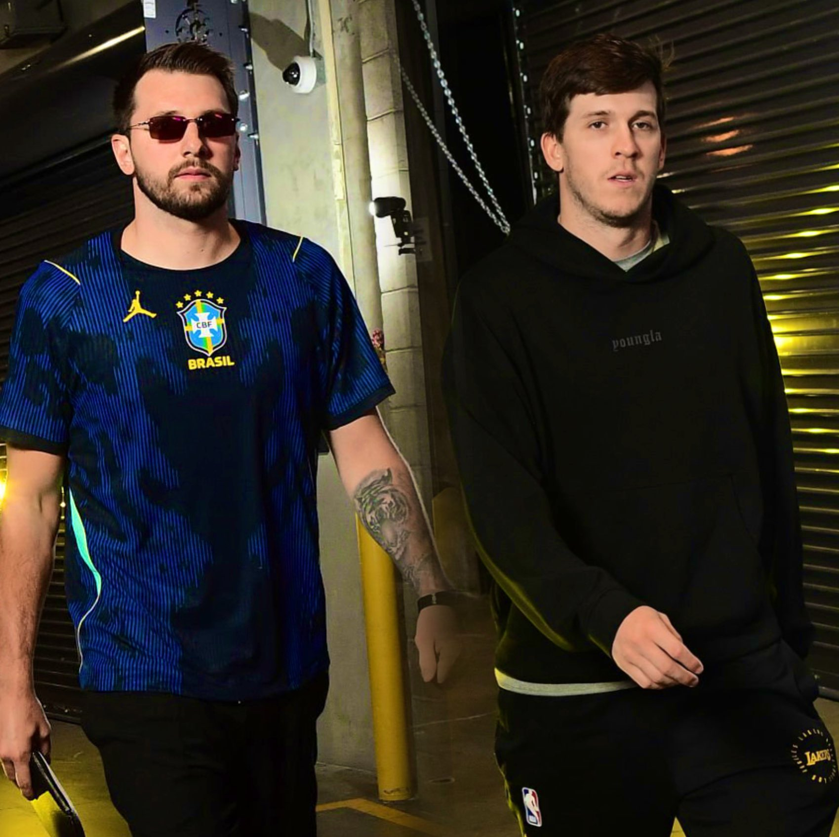 同样是白人，一个像大明星，另外一个像熬了一夜打了一宿游戏结果输了一晚上，第二天还