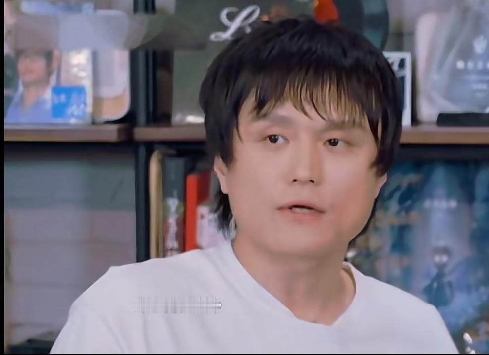 从《涂鸦森林》开始，陈楚生就开始做制作人了。
楚生与黄少峰虽然很早就认识，但是从