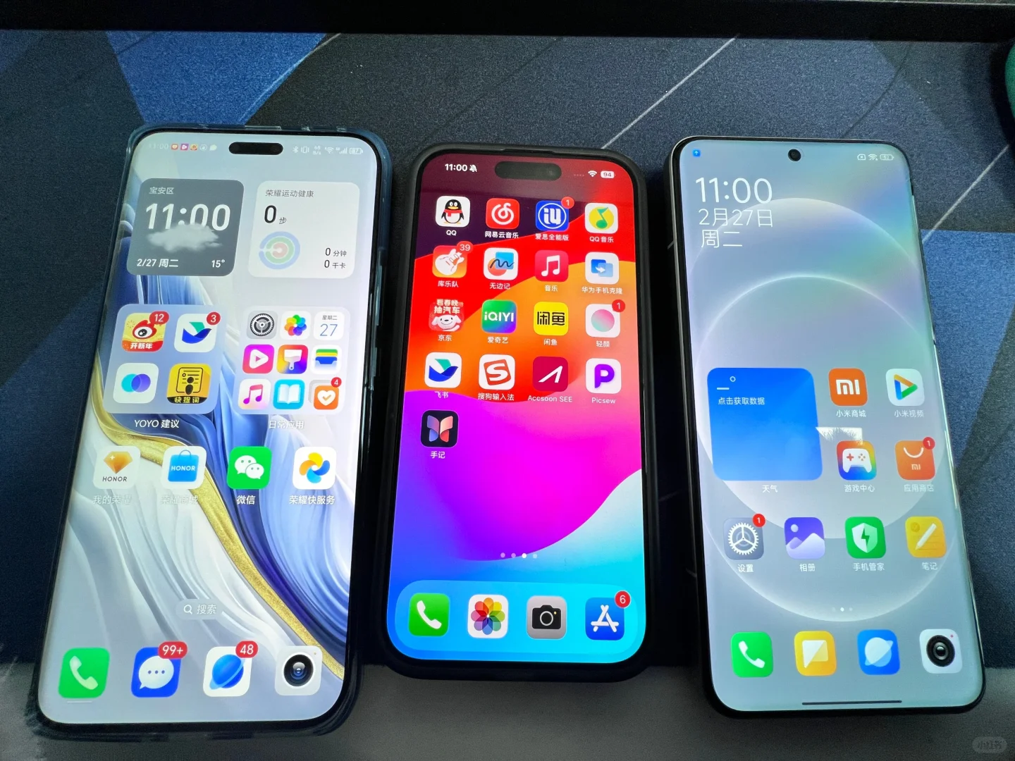 从左往右，荣耀Magic6Pro、苹果15Pro、小米14ultra这三个里面两...