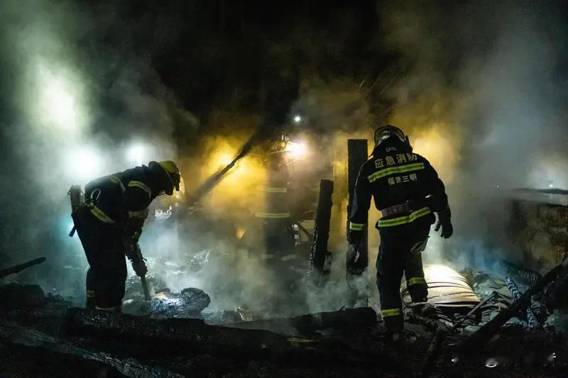 广东汕头自建房火灾已致12人遇难，这场悲剧令人痛彻心扉。四层建筑起火竟造成如此重
