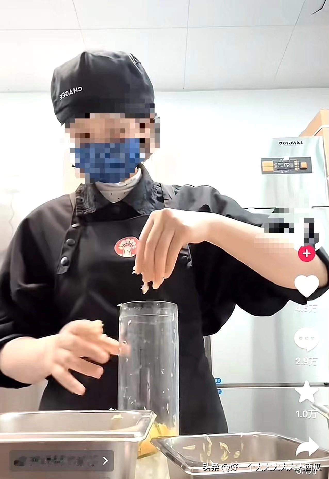 霸王茶姬员工徒手捏柠檬这个事情，
虽然非常有可能是玩梗，
在模仿印度奶茶纯徒手操