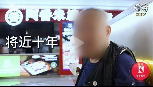 你敢信不？上海有个老爷叔，有房有儿有退休金，却在大润发超市的员工通道里“住”了整
