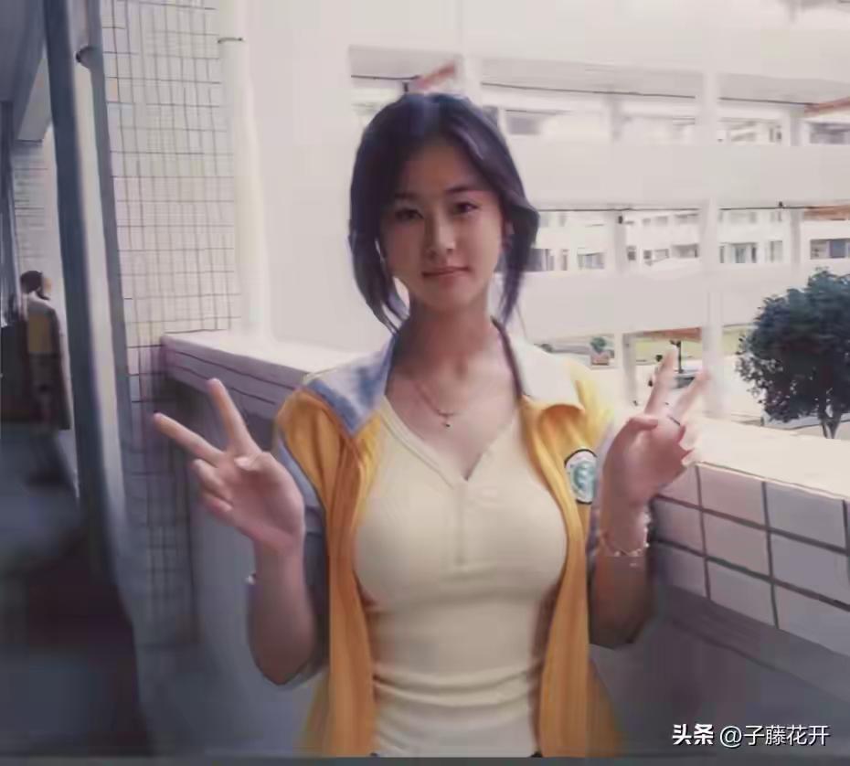 高中时的照片，还真是清纯可爱。可惜时光一晃而过，已经到了嫁为人妇的时候了。没有男