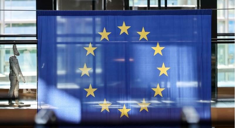 [磨磨蹭蹭，欧盟终于批准全面禁止进口俄罗斯天然气]
欧洲理事会在周一的新闻发布会