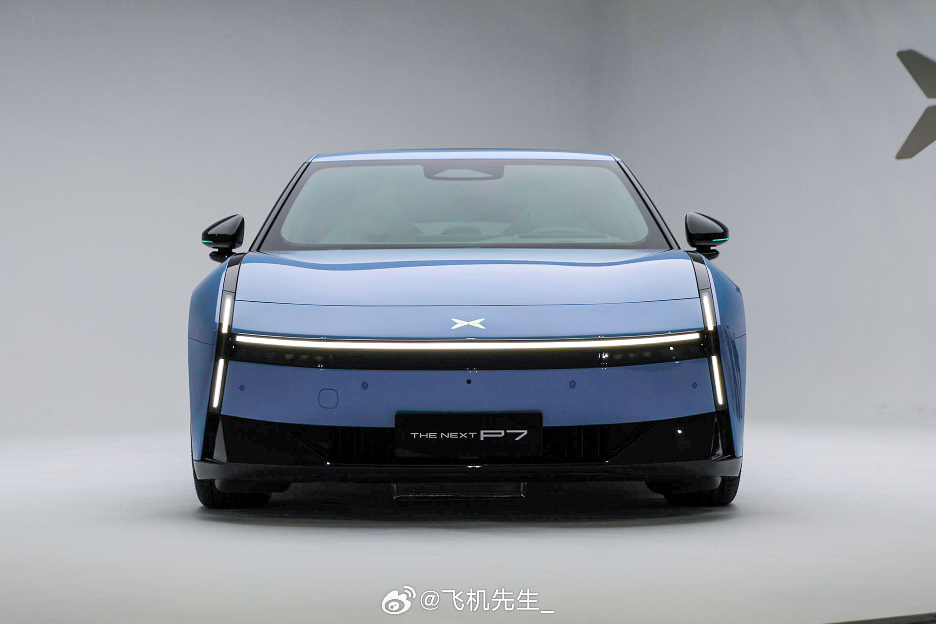 全新小鹏 P7 的型面和比例真的很不错。之前和大家分享的几个细节：1、新 P7 