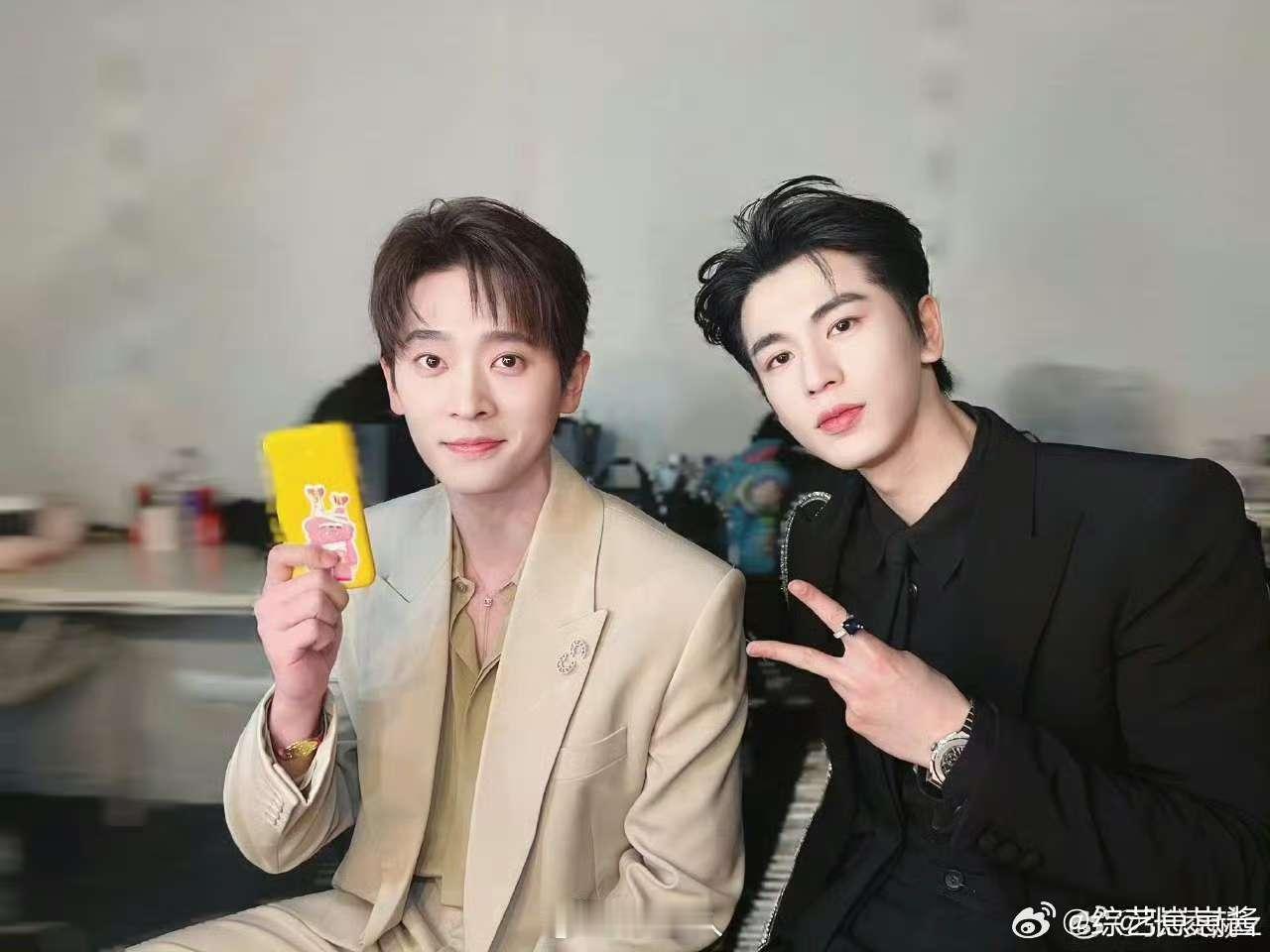 丞磊在张凌赫亲友包场席  咱就是说丞磊居然在张凌赫的亲友包场席，这是什么神仙联动
