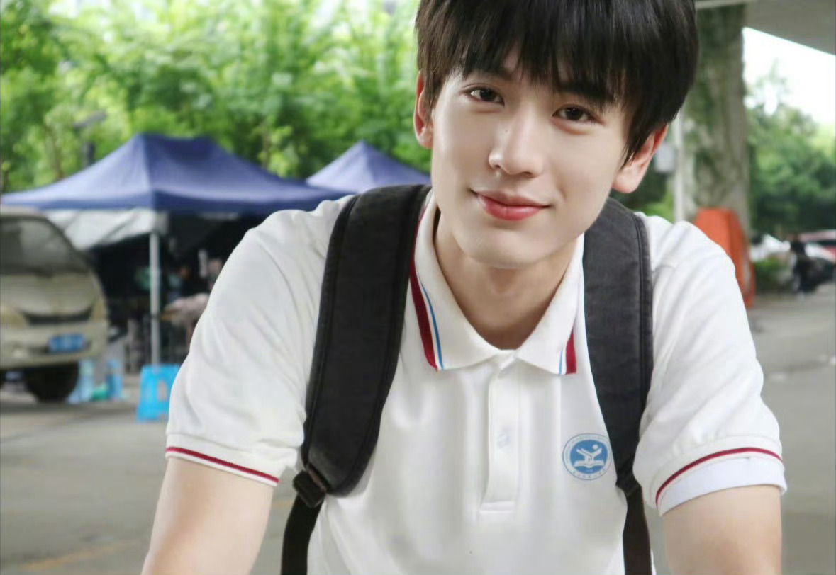 张凌赫初中就有梦女粉和黑粉了 女生夸帅不一定是真帅，但男的骂小白脸那是真帅啊