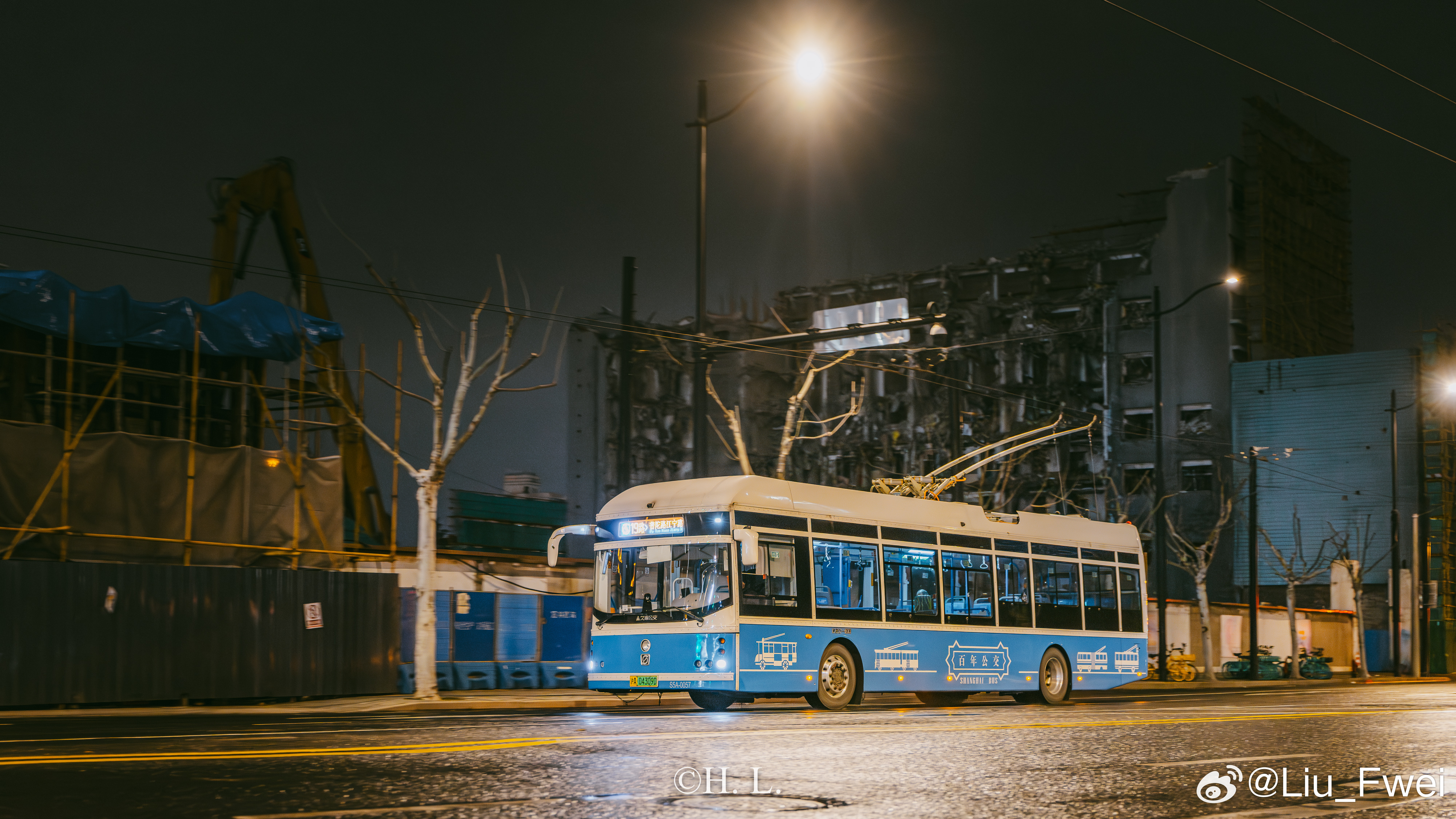 19路无轨电车与正在拆除的工地。公平路口。 