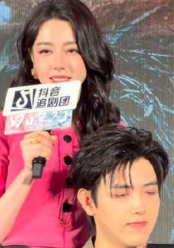 2026年4月1日，在《白日提灯》追剧团北京站活动中，迪丽热巴为即将过生日的陈飞