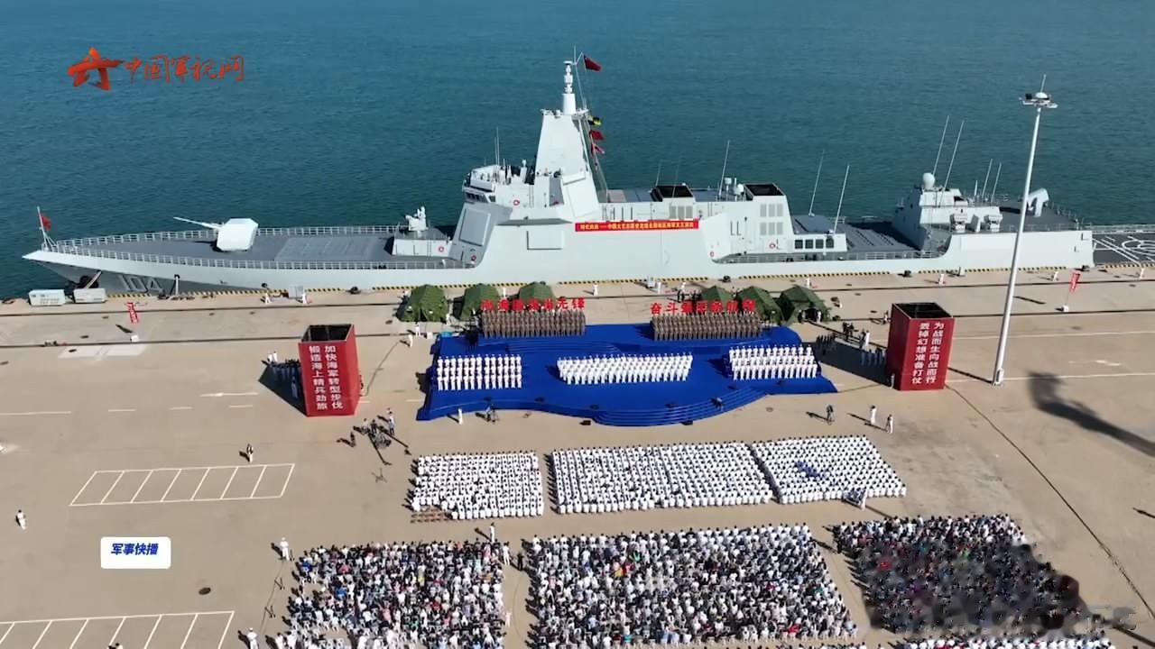 官媒镜头下的055万吨大驱，泡水之后似乎尺寸和吨位又变大了，明显很有万吨大驱的气