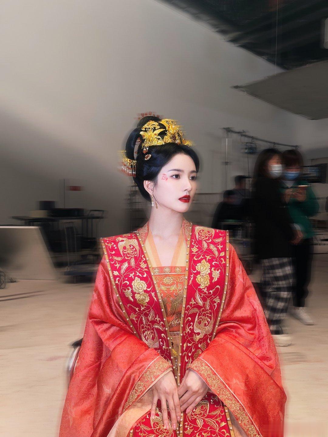 #硬糖少女303##刘些宁# 今日份糖妹新鲜物料刘些宁宁安如梦工作室更新新剧照和