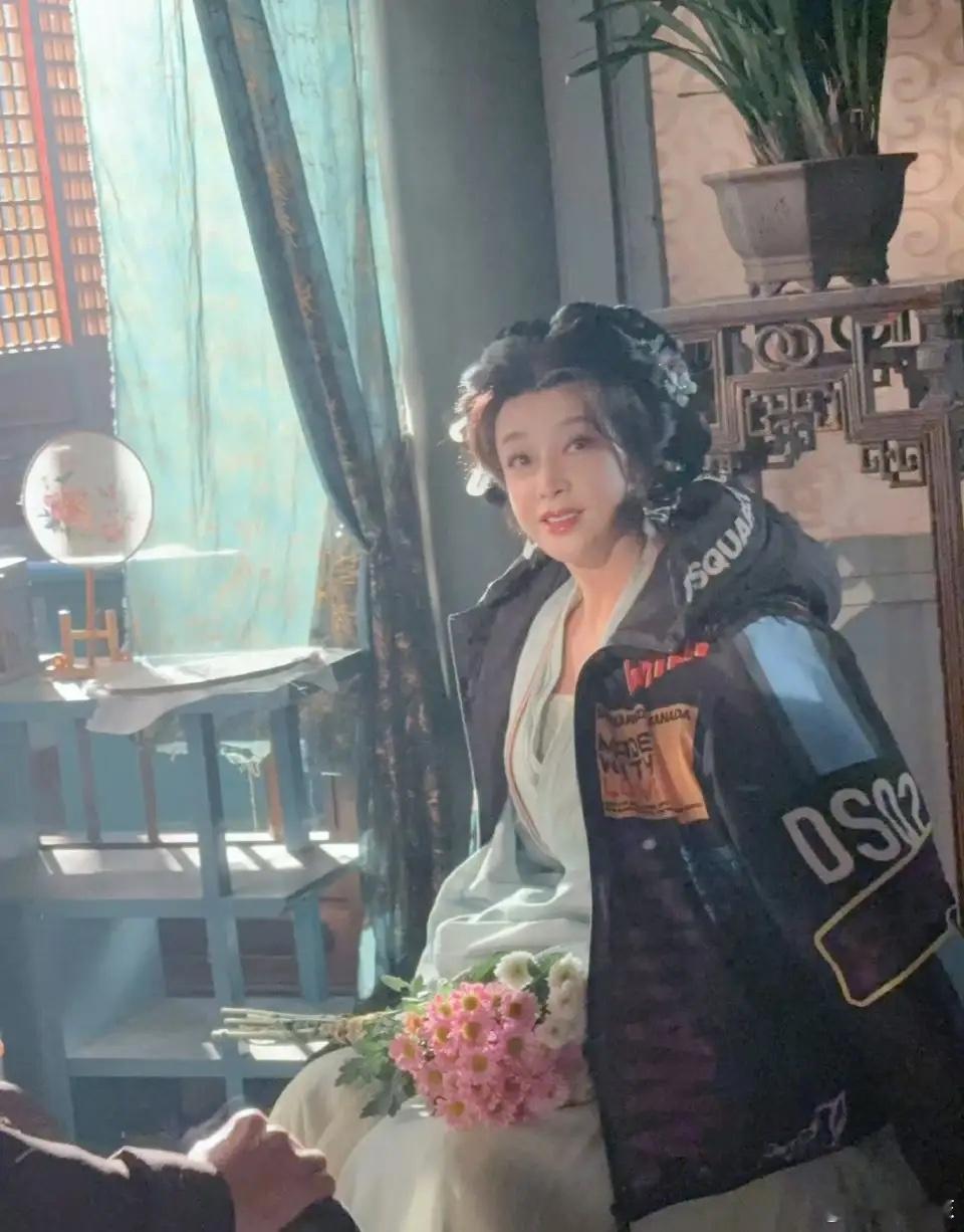 刘晓庆又开始演丫头 ？新剧 剧照，空气刘海+双丫髻，造型看起来很年轻，参加综艺逆