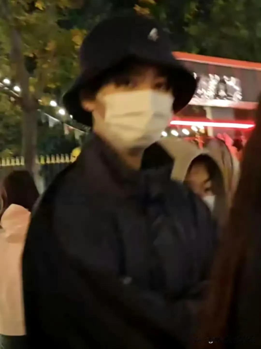 全红婵和王俊凯去了鬼屋，全妹把小凯衣服都要拉变形了[捂脸]

全红婵整个过程都拉