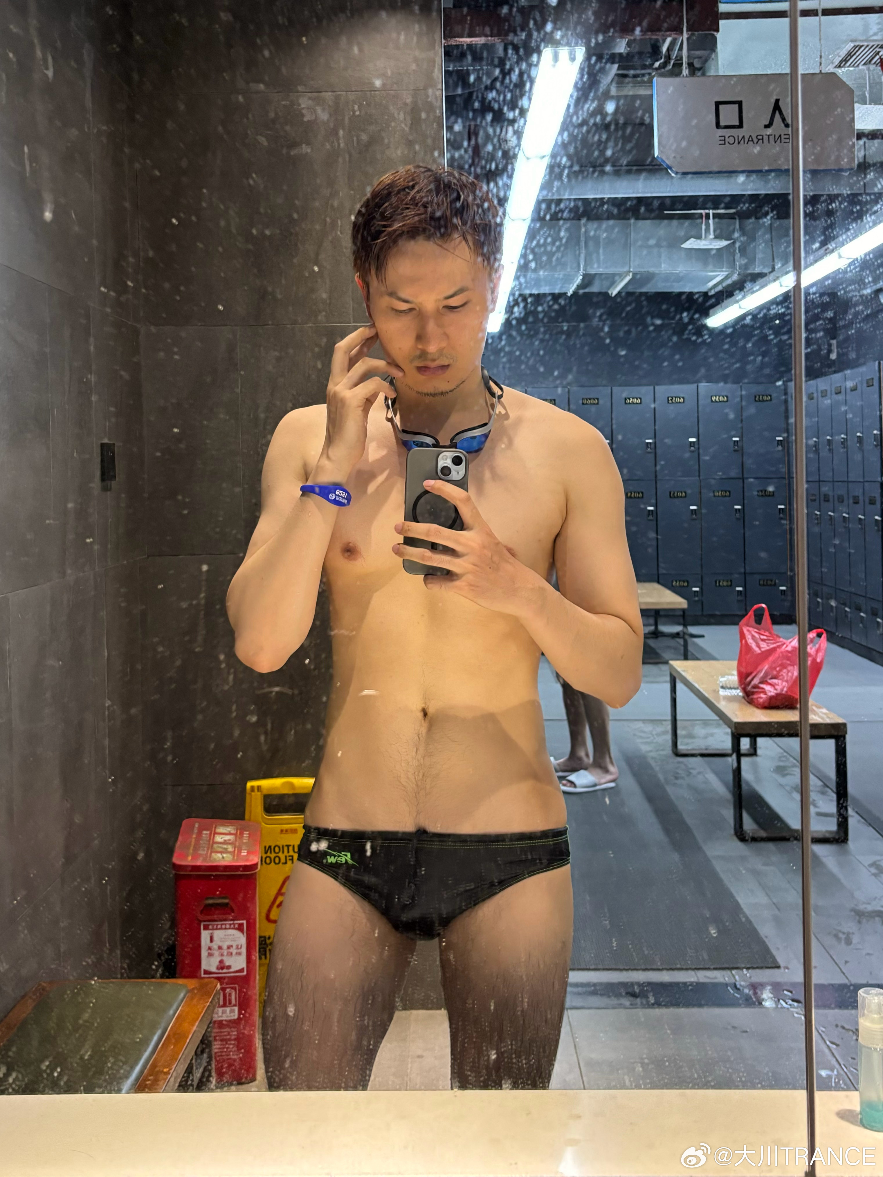 买了个呼吸管打算练习自由泳划水，结果发现得戴鼻夹，不然鼻子会灌水