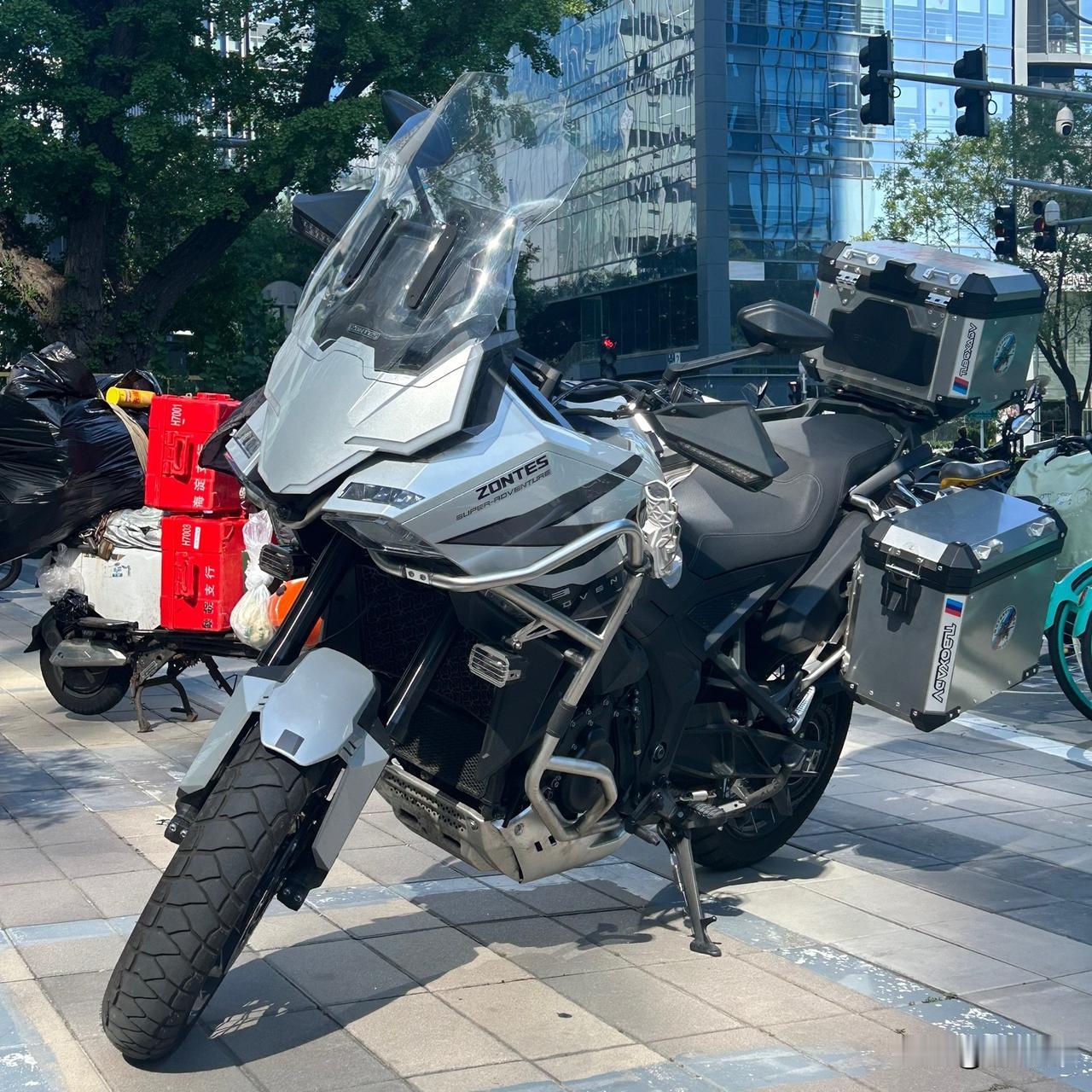 去4S店里给车做保养，
那个修车师傅很有水平，
他总能找出毛病。
他很客气地对我