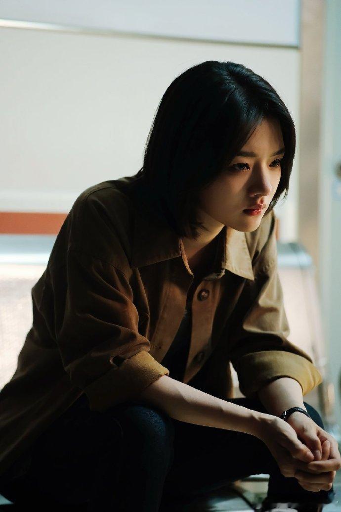 任敏正剧女主气质承接执念，负重前行，任敏演绎的女警清醒又果敢，身姿挺拔，正气氛围