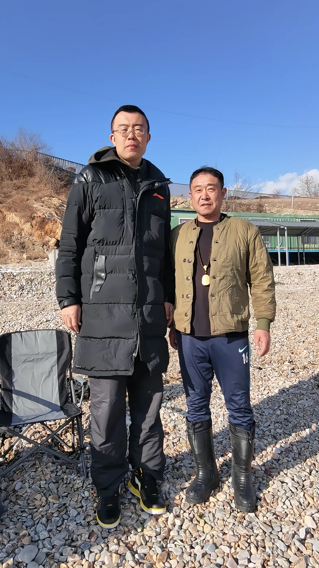 好久不见韩德君！今天一位网友偶遇大韩，并晒出了两人合影。退役后的韩德君显有公开露