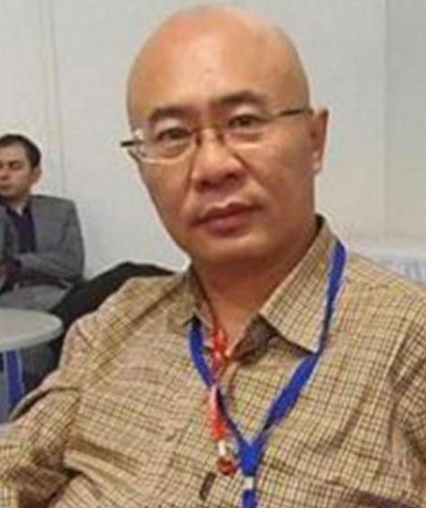 顶着国际头衔抹黑祖国，拿民族伤痛博眼球。随后伪装 “军事专家” 赚取利益，东窗事