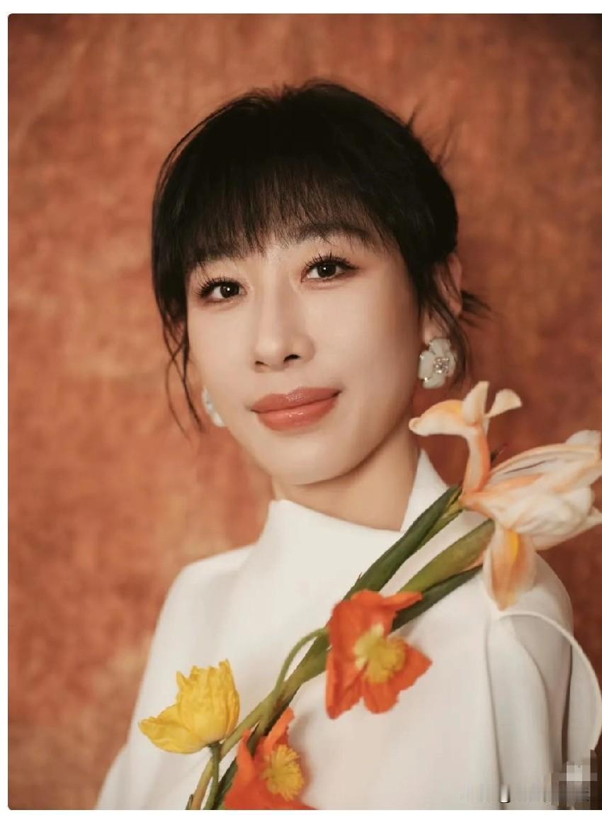 不出意外，
意外又发生了，
东方卫视跨年演唱会上，任素汐登场，而一开唱后，突然发