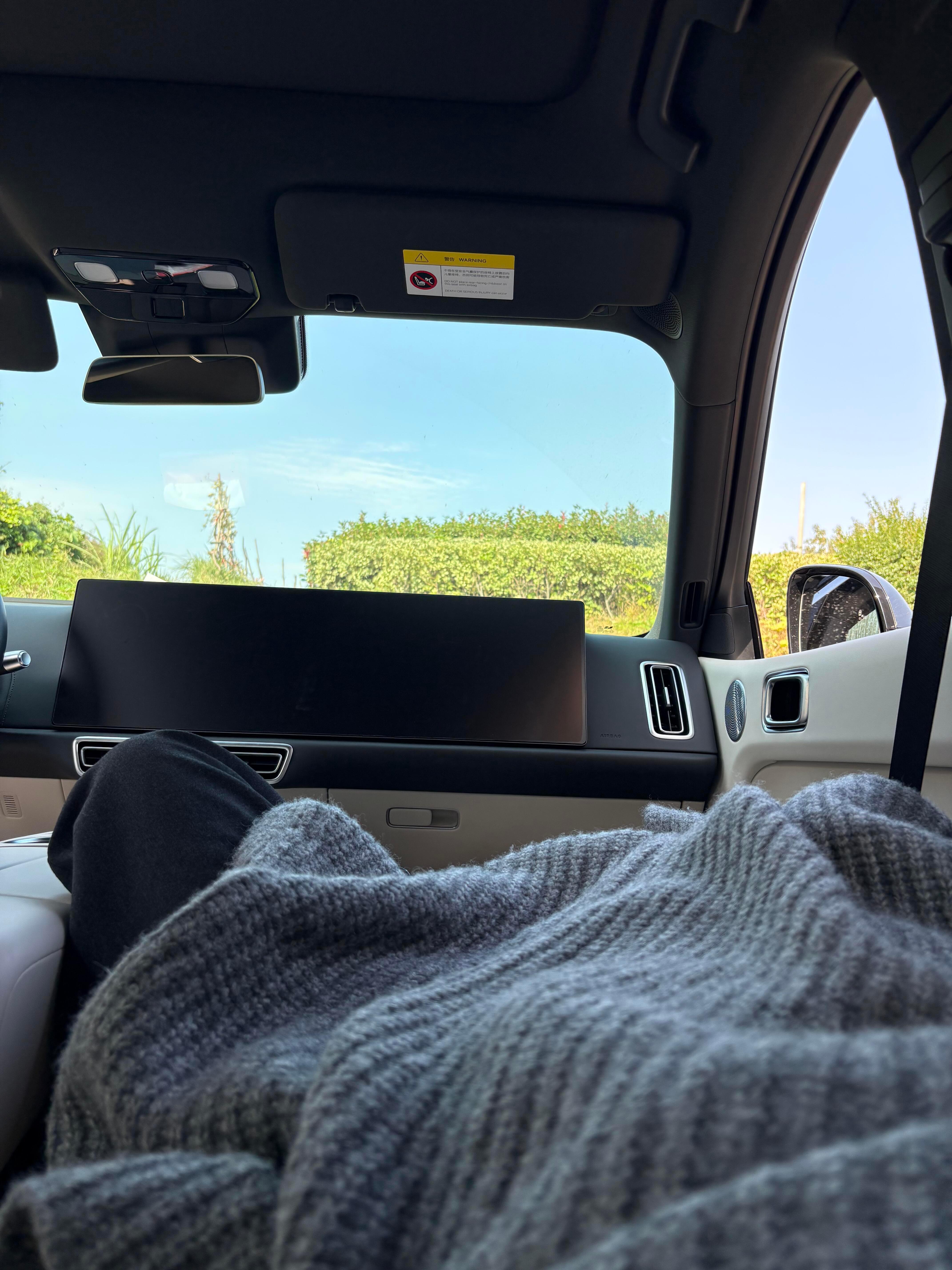 第一次发现在车里睡午觉可以这么有幸福感