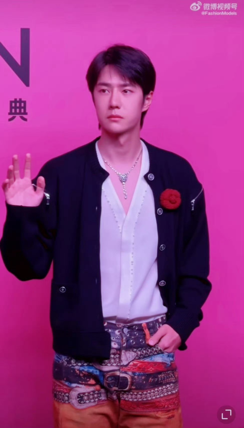 回顾一下去年王一博拿滑板🛹走vogue红毯的盛况。[彩虹屁][彩虹屁][彩虹屁