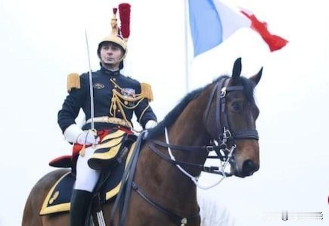 这是马克龙的第四次来访！回顾他的首访问（2018年1月8日），当时他选择了一匹特