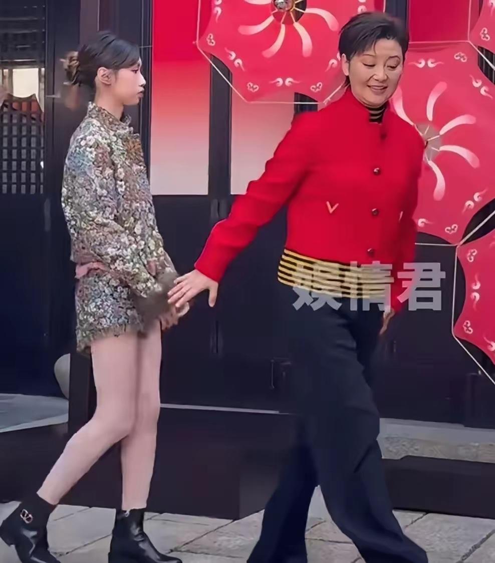 她当着镜头，喊养母“徐帆”。
不是撒娇，不是口误。
是19岁的徐朵，在需要向