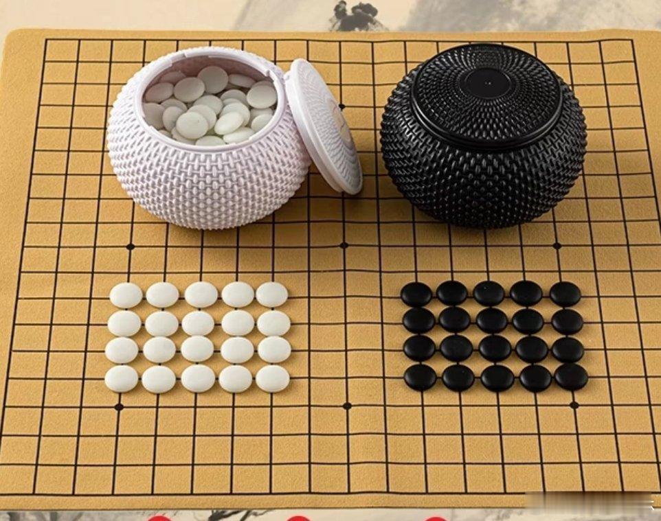 人生如棋纵横十九起苍黄，布局何须问短长。落子无回惊风雨，静观胜负且平常。妙手偏从