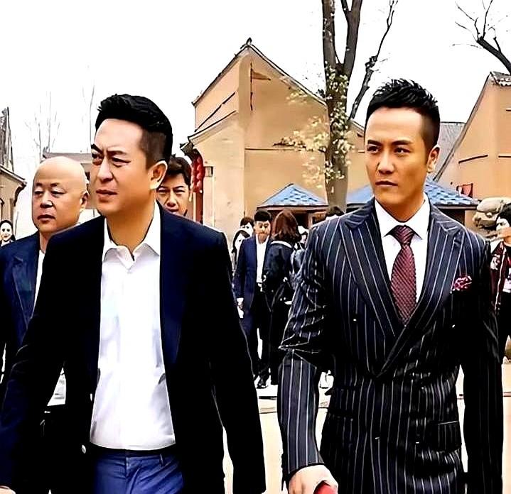 “你这戏到底会不会演！”片场一个NG，张嘉译当着全剧组的面，指着亲表弟姬他的鼻子