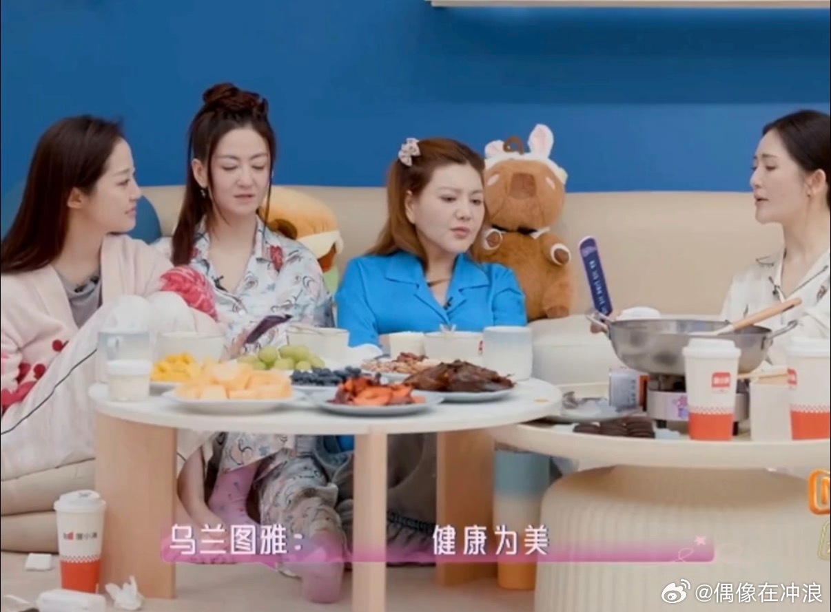 谢娜说肚子是保护女孩子的谢娜谈体重时称肚子是保护女孩子的，与乌兰图雅聊起时主张健