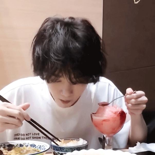 华晨宇来了也得排队8小时 果然不管是谁吃到好吃的到店都得老老实实的排队，华晨宇也