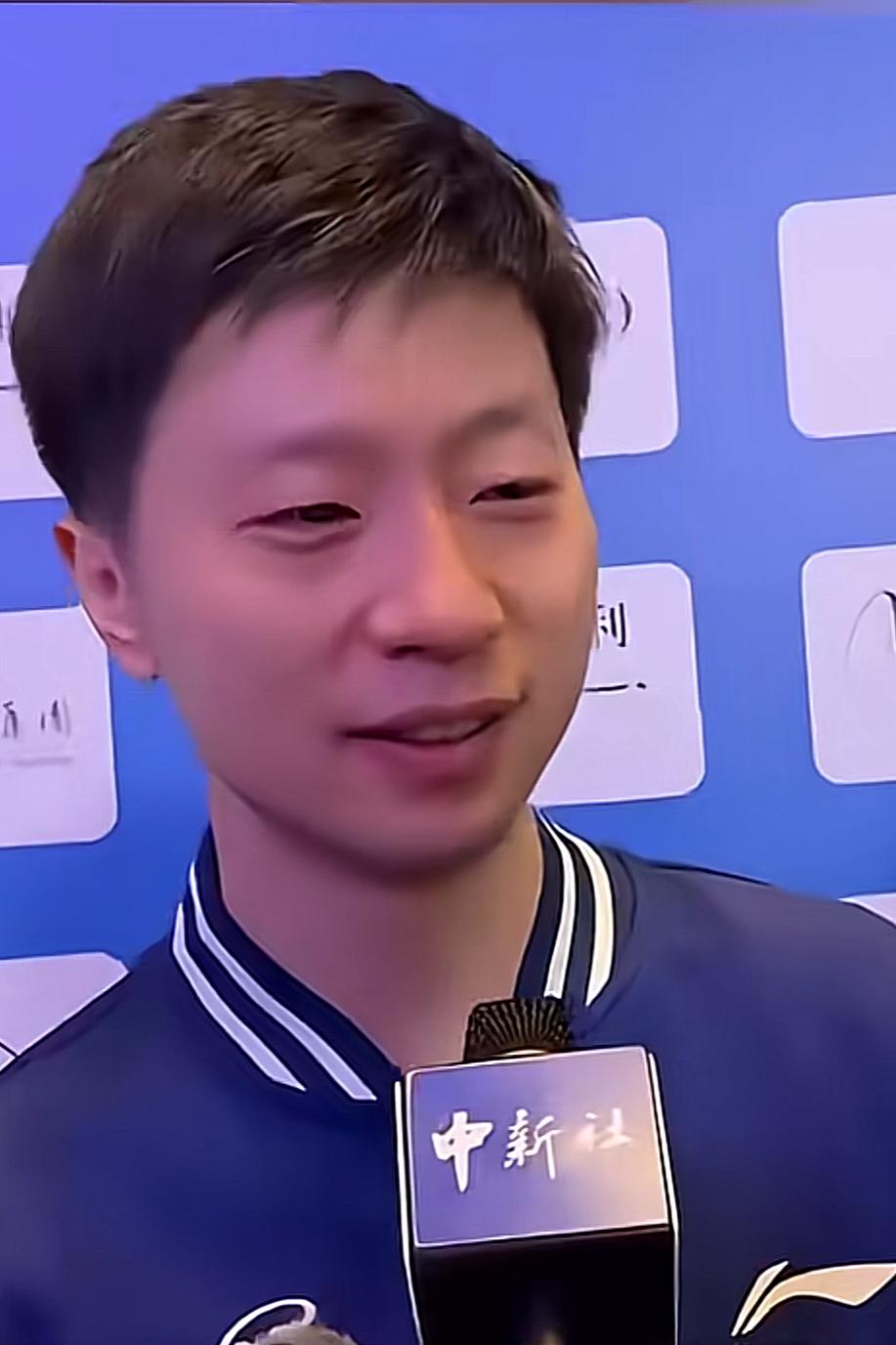 有人问马龙：你都退下来了，为什么还要到训练馆陪莎莎练球？

马龙回答道：虽然自己