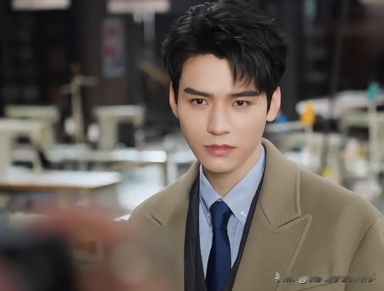 龚俊,到底适合现代,还是古装?去年演《暗河传》苏暮雨，大家都说他天生适合古装；今