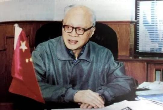 1960年，苏联违约，召回了在华科学家。临走时，一苏联专家悄悄告诫核研所：“你们