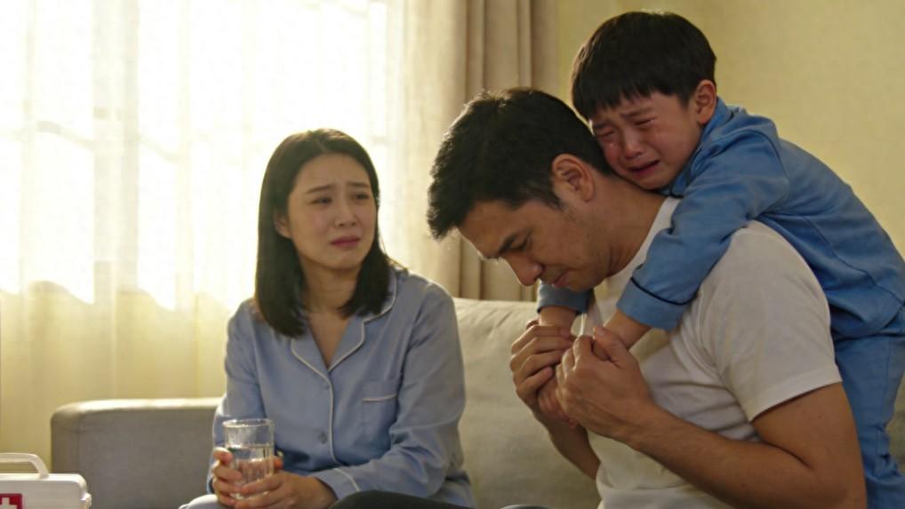 泪目！山东，一妈妈带5岁的儿子在家玩耍，谁知，妈妈本来在椅子上坐得好好的，却突然