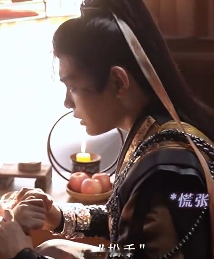 不对这个新花絮不对！丁禹兮你小子是不是故意想摸手手的？1.走戏时候丁禹兮握住虞书